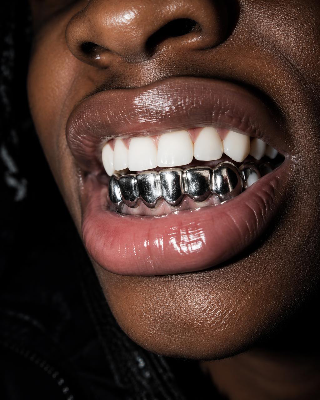 Close de um sorriso usando grillz de prata personalizado da Bangs Grillz em Teresina
